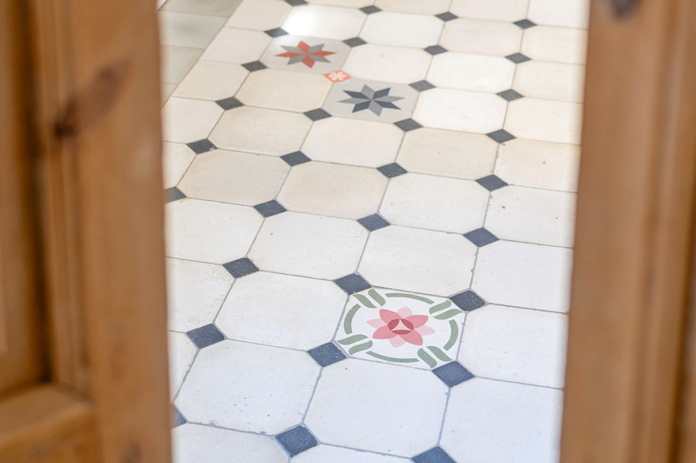 Detall de paviment hidràulic en interior de projecte de rehabi